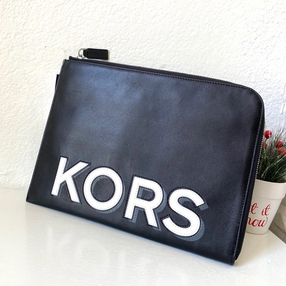 Michael Kors Gifting Zip Tech Organizer - Picture 1 of 7